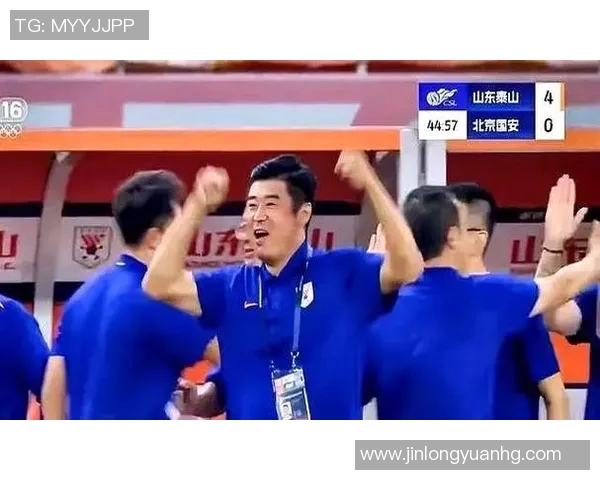 球迷怒火中烧季后赛争议引爆社交媒体讨论赛场外的激烈反响