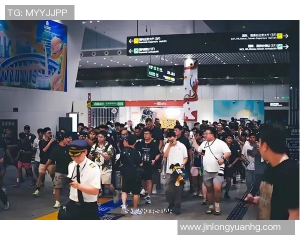 球星与粉丝亲密互动精彩瞬间回顾，感受球场内外的温馨与热情
